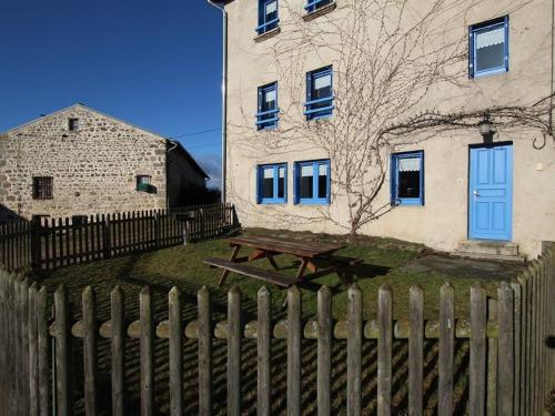 Gîte Saint-Pierre-du-Champ, 5 pièces, 8 personnes - FR-1-582-61 (Maison de Village Independante avec Cour Fermee et Garage - Proche Sites Medievaux et Nature - FR-1-) in Issoire Gîte Saint-Pierre-du-Champ, 5 pièces, 8 personnes - FR-1-582-61 (Maison de Village Independante avec Cour Fermee et Garage - Proche Sites Medievaux et Nature - FR-1-) in Issoire