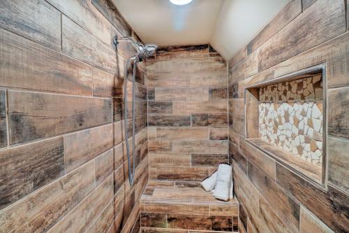 Lakefront Family Escape with Fire Pit and 2 Decks! in Jacksonville (AR) Lakefront Family Escape with Fire Pit and 2 Decks! in Jacksonville (AR)