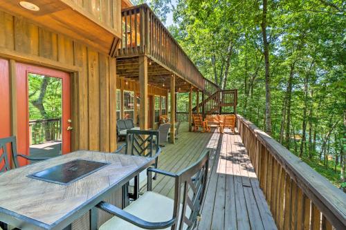 Lakefront Family Escape with Fire Pit and 2 Decks! in 傑克遜維爾 Lakefront Family Escape with Fire Pit and 2 Decks! in 傑克遜維爾