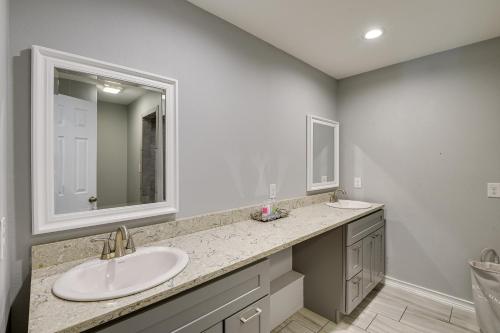 Modern Flower Mound Home Less Than 2 Mi to River Walk in Флауэр-Маунд Modern Flower Mound Home Less Than 2 Mi to River Walk in Флауэр-Маунд