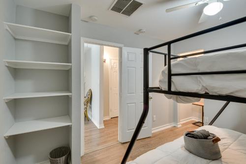 Modern Flower Mound Home Less Than 2 Mi to River Walk in Флауэр-Маунд Modern Flower Mound Home Less Than 2 Mi to River Walk in Флауэр-Маунд