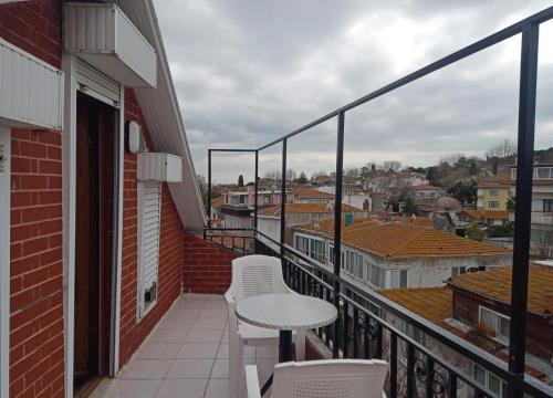Balkon/teras, Buyukada Cinar Hotel in Buyukada Balkon/teras, Buyukada Cinar Hotel in Buyukada