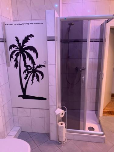 Bathroom, Mainpark Apartment 4 Schlafzimmer bis zu 10 Personen direkt uber AschaffApartment bei Aschaffenburg in Mainaschaff Bathroom, Mainpark Apartment 4 Schlafzimmer bis zu 10 Personen direkt uber AschaffApartment bei Aschaffenburg in Mainaschaff