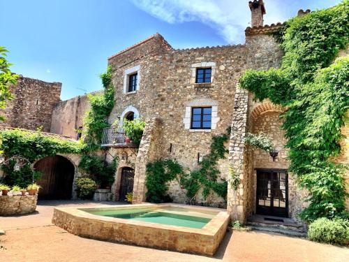 ELS RACONS DEL FORT Castle in wine territory in Capmany ELS RACONS DEL FORT Castle in wine territory in Capmany