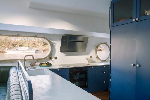 Historical River Boat Paris - 3 Bedrooms - Huge Terrace - Free Parking in Bois de Boulogne Historical River Boat Paris - 3 Bedrooms - Huge Terrace - Free Parking in Bois de Boulogne