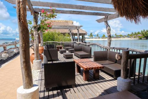 Pub/lounge, Bluewater Maribago Beach Resort in Cebu Pub/lounge, Bluewater Maribago Beach Resort in Cebu