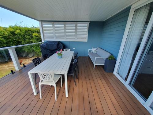 Located between picturesque Lake Illawarra and Windang beach in Windang Located between picturesque Lake Illawarra and Windang beach in Windang