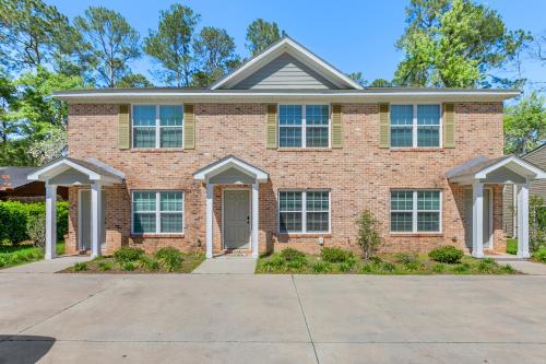Beautiful 3-suite home w/ patio dining, big yard in Killearn Estates Beautiful 3-suite home w/ patio dining, big yard in Killearn Estates