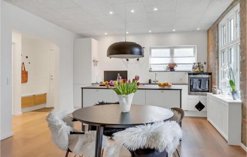 Stunning apartment in Hillerd with WiFi and 2 Bedrooms in Hillerod Stunning apartment in Hillerd with WiFi and 2 Bedrooms in Hillerod