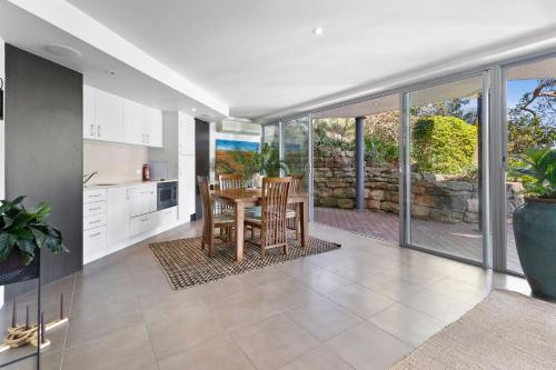 Cottage Point - Cowanwaters - Waterfront house in Ku-Ring-Gai Cottage Point - Cowanwaters - Waterfront house in Ku-Ring-Gai