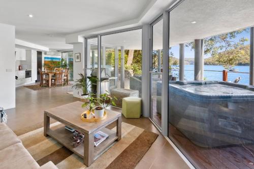 Cottage Point - Cowanwaters - Waterfront house in Ku-Ring-Gai Cottage Point - Cowanwaters - Waterfront house in Ku-Ring-Gai