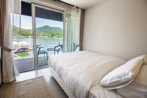 فندق باروتيا واترهاوس (Parotia waterhouse hotel) in Gapyeong-gun فندق باروتيا واترهاوس (Parotia waterhouse hotel) in Gapyeong-gun