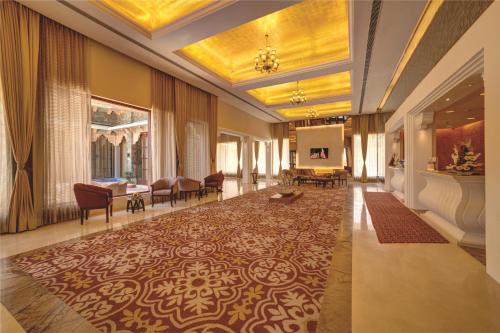 Előcsarnok, Ramada by Wyndham Udaipur Resort and Spa near Sajjangarh Vadaspark Előcsarnok, Ramada by Wyndham Udaipur Resort and Spa near Sajjangarh Vadaspark