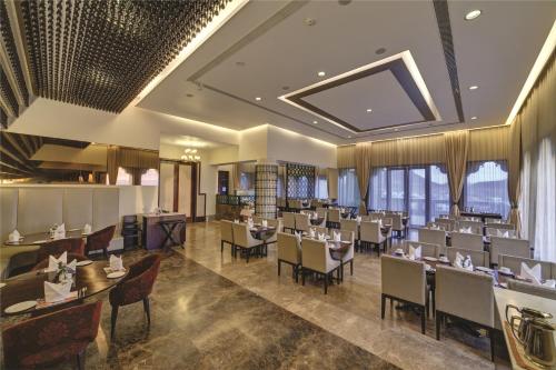 Ételek és italok, Ramada by Wyndham Udaipur Resort and Spa near Sajjangarh Vadaspark Ételek és italok, Ramada by Wyndham Udaipur Resort and Spa near Sajjangarh Vadaspark