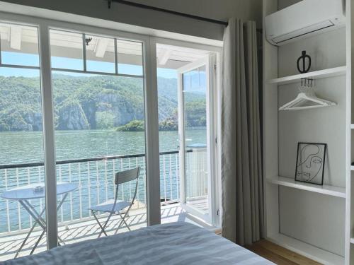 Serenity in Eselnita Serenity in Eselnita