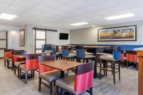餐飲選擇, 紹斯波特橡樹島凱富套房酒店 (Comfort Suites Southport - Oak Island) in 北卡羅來納州紹斯波特(NC) 餐飲選擇, 紹斯波特橡樹島凱富套房酒店 (Comfort Suites Southport - Oak Island) in 北卡羅來納州紹斯波特(NC)