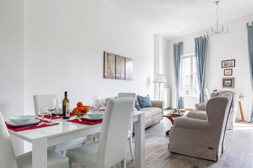 Facilities, Lungarno Elegant Apartment with Panoramic Balcony in Pisa Facilities, Lungarno Elegant Apartment with Panoramic Balcony in Pisa