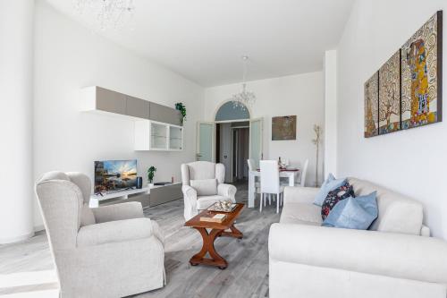 Guestroom, Lungarno Elegant Apartment with Panoramic Balcony in Pisa Guestroom, Lungarno Elegant Apartment with Panoramic Balcony in Pisa