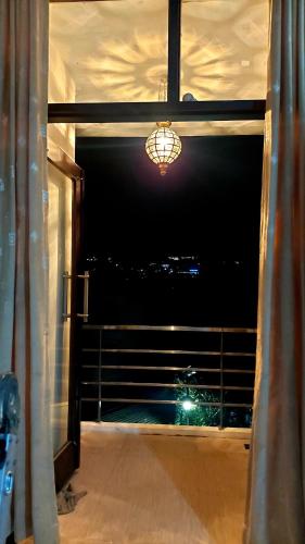 Balcony/terrace, Vila Keluarga Mawar 82, Dago Resort 4BR dengan Privat Pool BBQ dan Rooftop near Mountain View Golf Course Bandung Balcony/terrace, Vila Keluarga Mawar 82, Dago Resort 4BR dengan Privat Pool BBQ dan Rooftop near Mountain View Golf Course Bandung