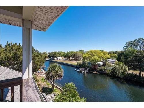 4BR Private Dock, Warm Spring Canal, Kayaks, Canoe in Hudson (FL) 4BR Private Dock, Warm Spring Canal, Kayaks, Canoe in Hudson (FL)
