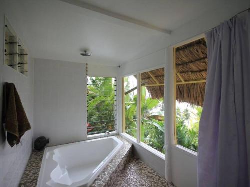 Szolgáltatások, Beachfront Villa - House of Bamboo, Infinity Pool in Savusavu Szolgáltatások, Beachfront Villa - House of Bamboo, Infinity Pool in Savusavu
