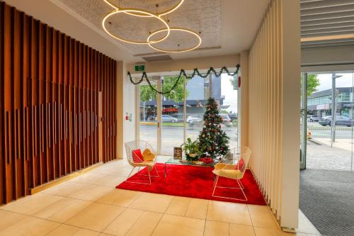 Lobby, Ramada by Wyndham Hamilton City Center in Hamilton Lobby, Ramada by Wyndham Hamilton City Center in Hamilton