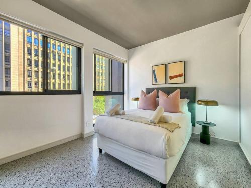 2nd Floor Luxury in City, Pool, Secure, Wifi