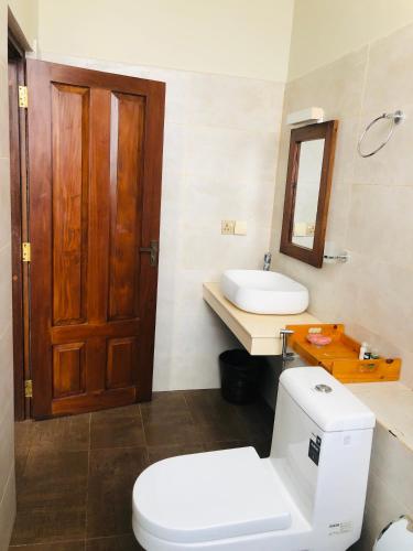 Bathroom, THE GRAND BOLGODA RESORT in Bolgoda Lake Bathroom, THE GRAND BOLGODA RESORT in Bolgoda Lake