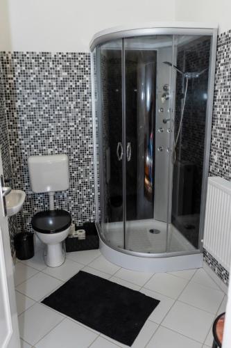 Bathroom, Modern Jatekos Vendeghaz in Bükkmogyorósd Bathroom, Modern Jatekos Vendeghaz in Bükkmogyorósd