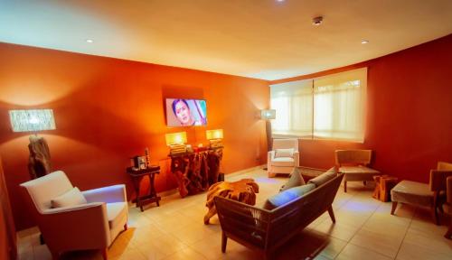 sala de TV, Trois Ore Residences & Green Earth Bistro in Ibadan sala de TV, Trois Ore Residences & Green Earth Bistro in Ibadan