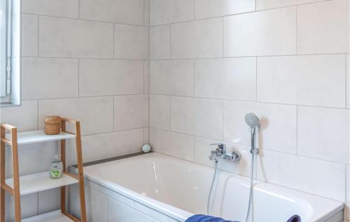 حمام, Beautiful Home In Bleckede With Wifi in بليكيدي حمام, Beautiful Home In Bleckede With Wifi in بليكيدي