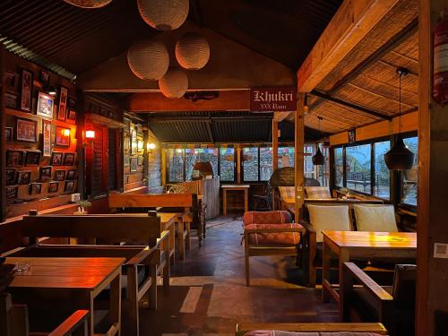 ห้องอาหาร, พันชยาง วิลเลจ ลอดจ์ (Bhanjyang Village Lodge) in ซารังโกฏ ห้องอาหาร, พันชยาง วิลเลจ ลอดจ์ (Bhanjyang Village Lodge) in ซารังโกฏ