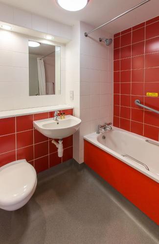 This photo about Redwings Lodge Wolverhampton Central shared on HyHotel.com