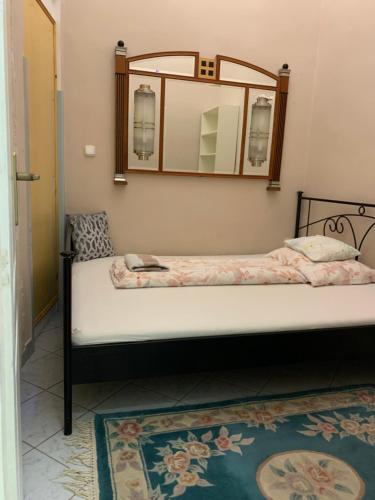 City Central Apartments next to New York Cafe