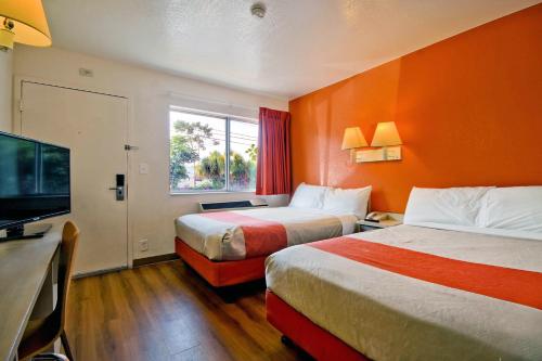 Travelodge by Wyndham Pompano Beach - image 2