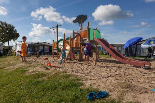 Playground, Chalet (J10) op gezellige familiecamping bij zee in Kamperland Playground, Chalet (J10) op gezellige familiecamping bij zee in Kamperland