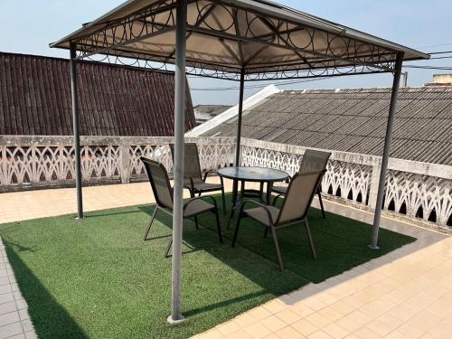 Balcony/terrace, Herritage Piman since 1940 in Sankampaeng Balcony/terrace, Herritage Piman since 1940 in Sankampaeng