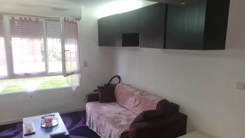 Guestroom, Superbe Studio 35m2 au calme in Plaisir Guestroom, Superbe Studio 35m2 au calme in Plaisir