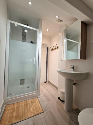 Bathroom, SPA DE NOISEMENT in Moissy-Cramayel Bathroom, SPA DE NOISEMENT in Moissy-Cramayel