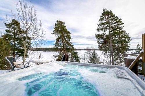 Hot tub, Relaxing Lake Oasis with Jacuzzi - Amazing view & Private Pier in Stockholm Hot tub, Relaxing Lake Oasis with Jacuzzi - Amazing view & Private Pier in Stockholm