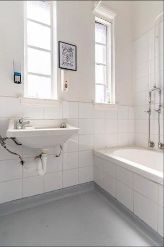 Bathroom, 151 Hoddle Budget Private Rooms in Richmond Bathroom, 151 Hoddle Budget Private Rooms in Richmond