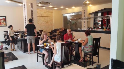 レストラン, タン ティエン フレンドリー ホテル (Than Thien – Friendly Hotel) in フエ レストラン, タン ティエン フレンドリー ホテル (Than Thien – Friendly Hotel) in フエ