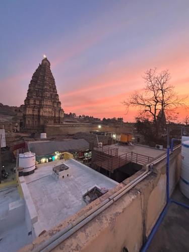 TEMPLE VIEW GUEST HOUSE in 哈姆比 TEMPLE VIEW GUEST HOUSE in 哈姆比