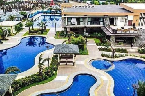 Swimming pool, Verdon Parc Davao City w/ balcony by darpm near Philippine Overseas Employment Administration Swimming pool, Verdon Parc Davao City w/ balcony by darpm near Philippine Overseas Employment Administration
