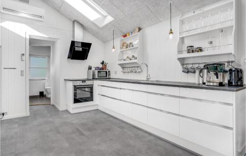 Kitchen, Amazing Home In Rømø With Wifi in Romo Kirkeby Kitchen, Amazing Home In Rømø With Wifi in Romo Kirkeby