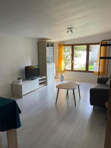 Shared lounge/TV area, gite La briquette 6 personnes proche RER D in Quincy Sous Senart Shared lounge/TV area, gite La briquette 6 personnes proche RER D in Quincy Sous Senart