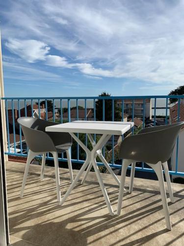 Studio face mer Accès direct à la plage (Studio face mer Acces direct a la plage) in La Bernerie-En-Retz Studio face mer Accès direct à la plage (Studio face mer Acces direct a la plage) in La Bernerie-En-Retz