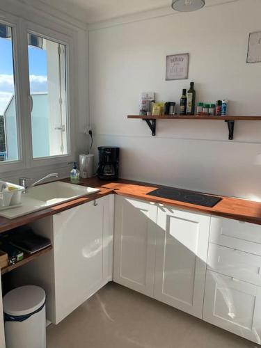 Studio face mer Accès direct à la plage (Studio face mer Acces direct a la plage) in La Bernerie-En-Retz Studio face mer Accès direct à la plage (Studio face mer Acces direct a la plage) in La Bernerie-En-Retz