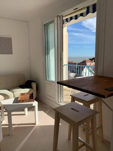 Studio face mer Accès direct à la plage (Studio face mer Acces direct a la plage) in La Bernerie-En-Retz Studio face mer Accès direct à la plage (Studio face mer Acces direct a la plage) in La Bernerie-En-Retz