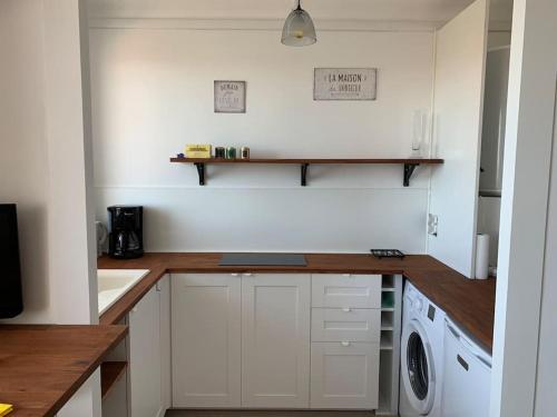 Studio face mer Accès direct à la plage (Studio face mer Acces direct a la plage) in La Bernerie-En-Retz Studio face mer Accès direct à la plage (Studio face mer Acces direct a la plage) in La Bernerie-En-Retz